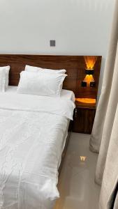 Ένα ή περισσότερα κρεβάτια σε δωμάτιο στο Dukes Apartments Kampala