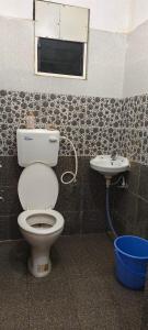 un baño con inodoro y lavabo en Royal inn, en Patna