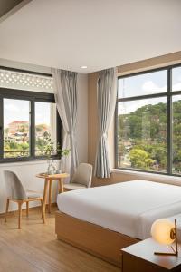 Postel nebo postele na pokoji v ubytování Gold View Boutique Hotel Đà Lạt