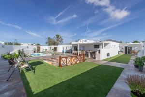 un’immagine di una casa con cortile di The Suite Villa a Playa Blanca