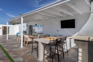 una cucina e una zona pranzo di una casa con patio di The Suite Villa a Playa Blanca