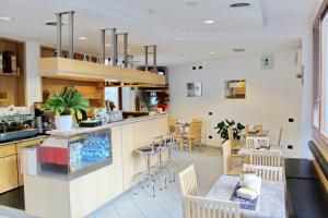Kuchyň nebo kuchyňský kout v ubytování Hotel Rezia
