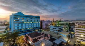 Purada Mansion في Ban Hua Laem: إطلالة علوية على مدينة بها مباني