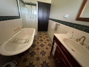 Et badeværelse på Loudawn Homestead + 44 billeder