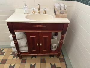 Loudawn Homestead في كورا: حمام مع حوض ومجموعة من المناشف +34 صورة