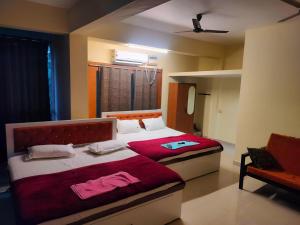 イェーラギリにあるGlass House Yelagiriのベッドルーム1室(ベッド2台、窓、ソファ付)