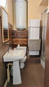 ルションにあるAppartement 6 pers allée d étignyの白い洗面台とトイレのあるバスルーム