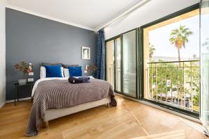 En eller flere senge i et værelse på Noga 2BR Suite Apartments + 62 billeder