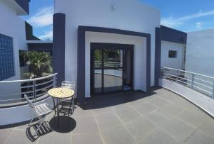 een balkon met een tafel en stoelen op een gebouw bij FLORIDA Guest-house in Toamasina