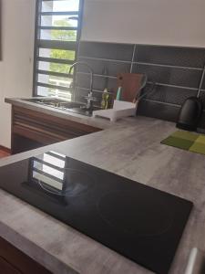 een keuken met een spoelbak en een aanrechtblad bij FLORIDA Guest-house in Toamasina