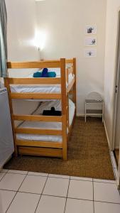 ルションにあるAppartement 6 pers allée d étignyの二段ベッドが2つある寝室