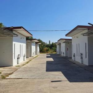 uma fila de edifícios brancos numa rua em Eskimo Resort em Ban Pa Kruat mais 48 fotografias
