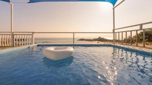 una piscina con un remo blanco en el agua en yeongdeok chaeumneul poolvilla, en Yŏngdŏk