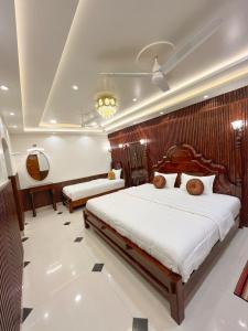 En eller flere senge i et værelse på Shree Jyotirlinga Heritage INN