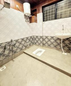 Et badeværelse på Shree Jyotirlinga Heritage INN