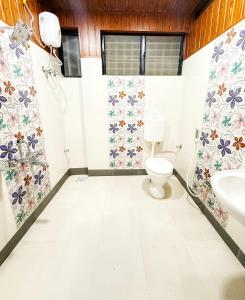 Et badeværelse på Shree Jyotirlinga Heritage INN