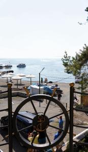 una rueda grande en una playa con el océano en el fondo en Чичхани Chichxani Kambuz, en Aghk'ilisa