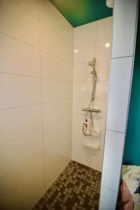 bagno bianco con doccia di Confort détente près de la plage - Maison avec jardin et parking privé - Veules-les-Roses a Veules-les-Roses