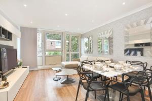 a kitchen and living room with a table and chairs at Sach's 2 Bedrooms Apartment - No lift in London
