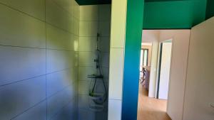 bagno con parete verde e bianca di Confort détente près de la plage - Maison avec jardin et parking privé - Veules-les-Roses a Veules-les-Roses