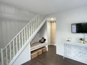 a childs room with a staircase with a tv at Chermonné House เฌอมอญ in Ban Komo Chet