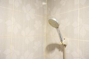 Et badeværelse på RedDoorz at Solo Baru