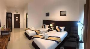 una habitación de hotel con dos camas en una habitación en P Bliss Hotel, en Phayao