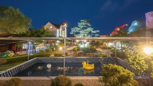 O grădină în afara Ganghwa Gichayeohaeng Pension