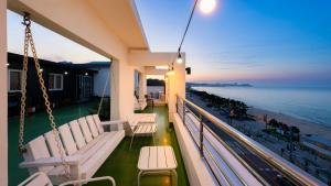 ヤンヤンにあるYangyang Verit Pensionのブランコ付きの海の景色を望むバルコニー +13枚の写真