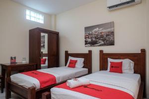 En eller flere senge i et værelse på RedDoorz at Solo Baru