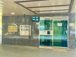 una entrada a un edificio con una puerta de vidrio en 루미스테이, en Ulsan