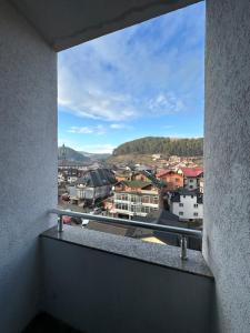 een uitzicht op een stad vanaf een balkon bij Apartman Ranija in Rožaje