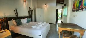 En eller flere senge i et værelse på Papaya Hikkaduwa