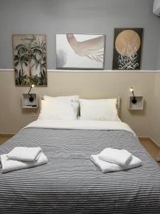 Una cama o camas en una habitación de Estelle Home