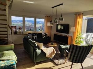 un soggiorno con un divano e una TV di Caro´s Landblick a Marktleugast