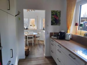 una cucina con un tavolo e una sala da pranzo di Caro´s Landblick a Marktleugast