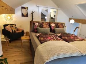 una camera da letto con due letti e un divano di Caro´s Landblick a Marktleugast