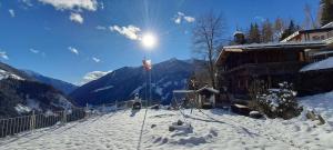 een met sneeuw bedekte berg met de zon in de lucht bij Großstahlhof Mountain & Panorama View in San Giovanni in Val Aurina
