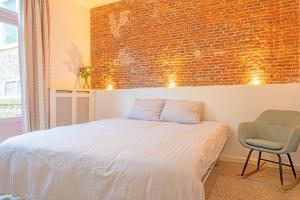 En eller flere senge i et værelse på TOP location 2 bedroom groundfloor home with garden + 14 billeder