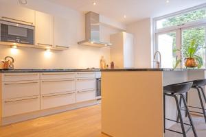 Køkken eller tekøkken på TOP location 2 bedroom groundfloor home with garden