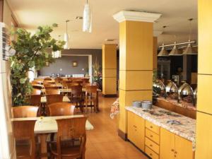 un restaurante con comedor con mesas y sillas en Bintang Hotel, en Klandasan-besar