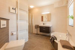 Et badeværelse på Haus Hafenflair + 28 billeder