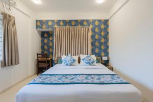 En eller flere senge i et værelse på Hotel Royal Manyata