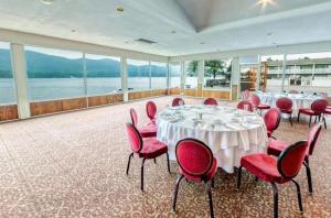 Un restaurant u otro lugar para comer en The Georgian Resort