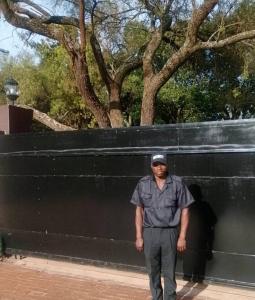 La Majestic Guest Lodge في سنتوريون: رجل يقف أمام جدار أسود