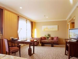 TV a/nebo společenská místnost v ubytování Beijing Friendship Hotel Jing Bin Building