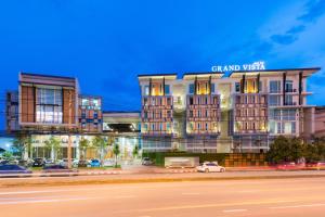 uma representação de um grande hotel numa rua da cidade em Grand Vista Hotel Chiangrai-SHA Extra Plus em Chiang Rai