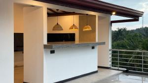 een bar op het balkon van een huis bij Villa A7 in Ahangama