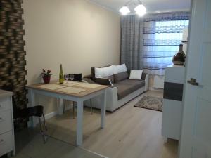 salon z kanapą i stołem w obiekcie Apartament w Głogowie w Głogowie
