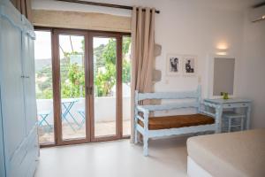 1 dormitorio con 2 literas y balcón en Elia, en Kavoúsion